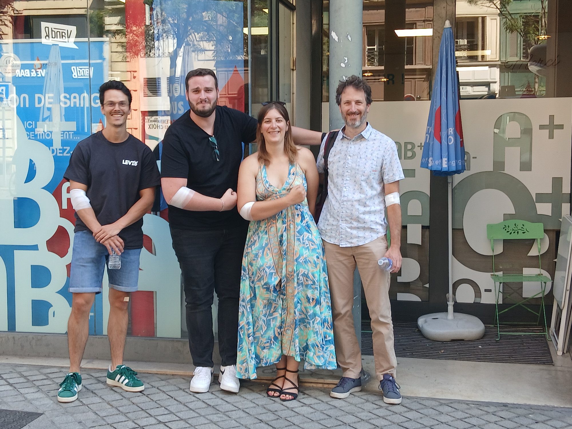 Collègues posant devant la Maison du Don EFS de Marseille