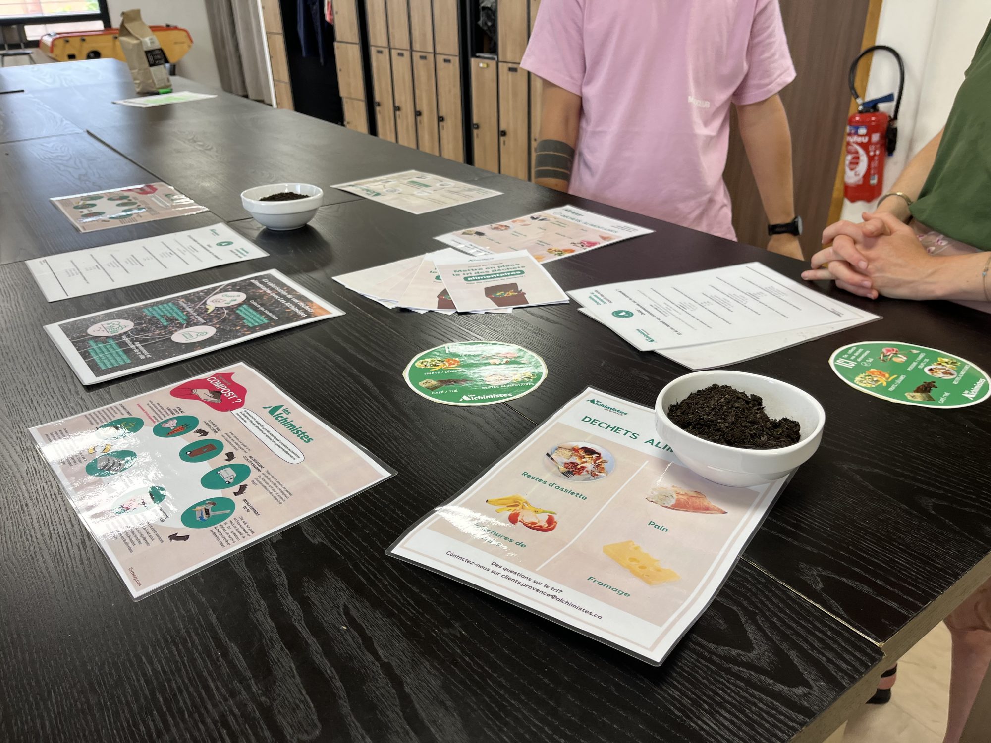 Atelier sur le traitement des biodéchets dans la salle commune de l'agence, animé par Les Alchimistes