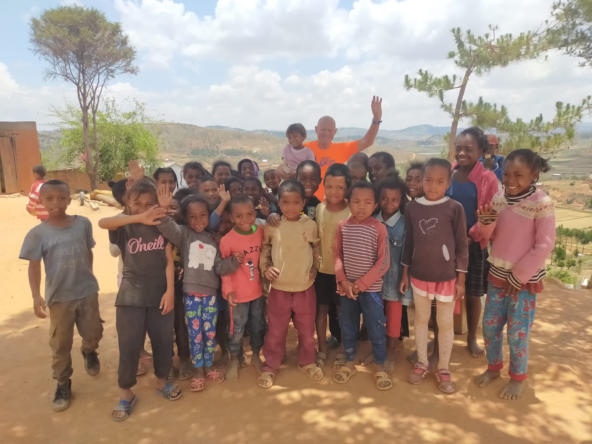 Enfants du site à Madagascar avec MADENERGIE